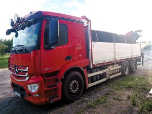 Mercedes Actros - celková hmotnost 26 tun. Hydraulická ruka s dosahem 12 m. 